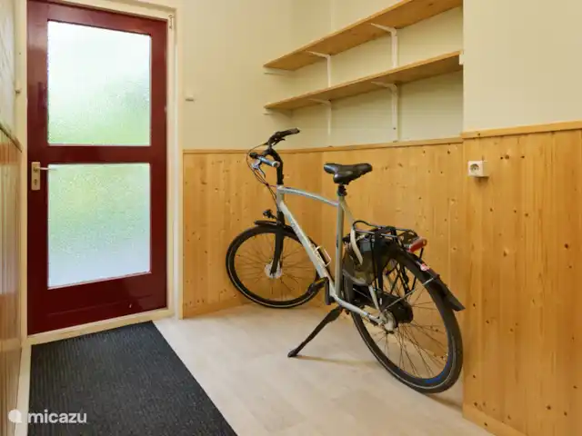 De achteringang, waar ook de fiets geparkeerd kan worden